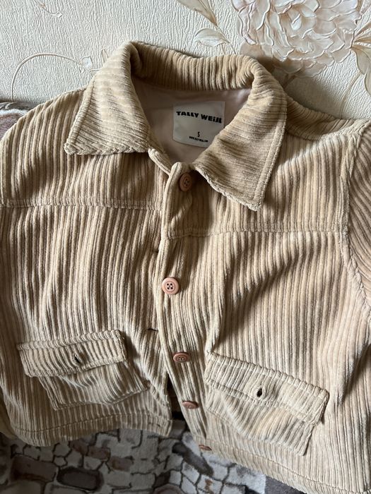 Синяя и бежевая кофта