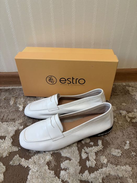 Взуття жіноче. Білі жіночі лофери бренду Estro