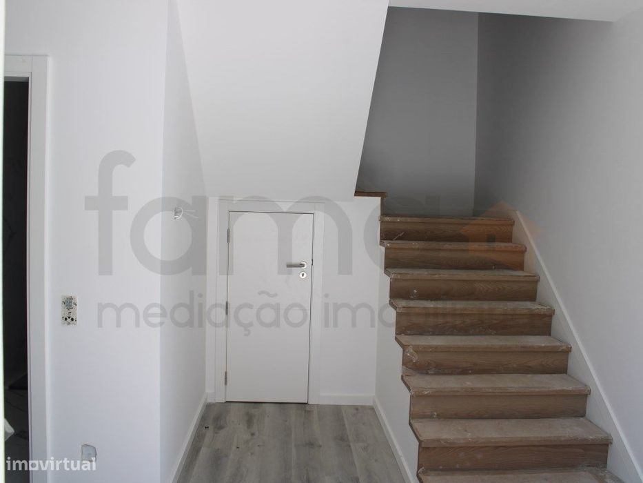 Moradia T3+1 - Zona São Domingos De Rana