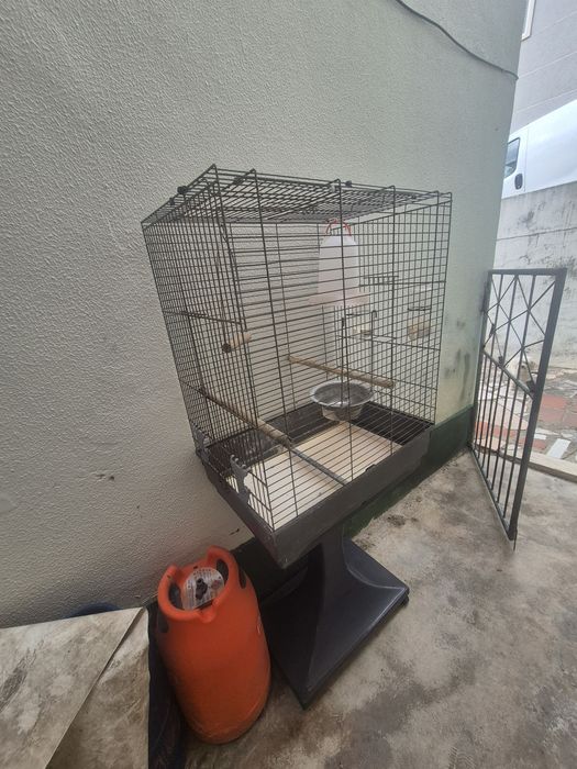 Gaiola com pé e rodas