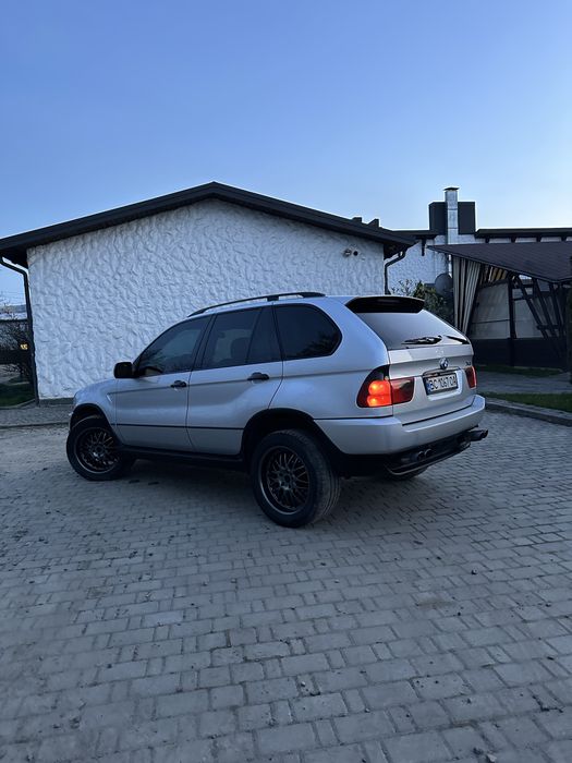 Автомобіль BMW x5 E53