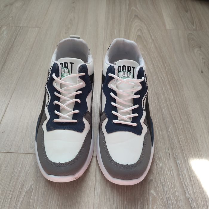 Спортивні кросівки