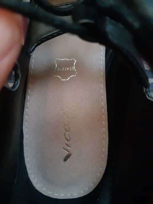 Czarne skórzane szpilki wiązane r.39
