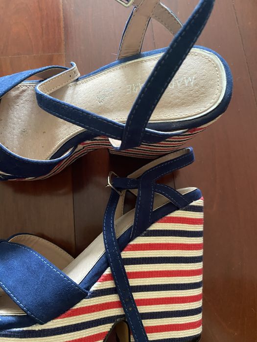 Sapato de salto compensado