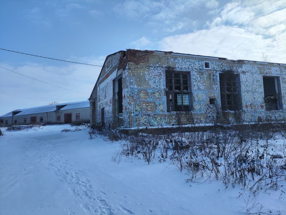 Продам приміщення, склади ... На території консервного заводу.