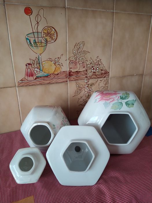 Potes com tampa em porcelana.
