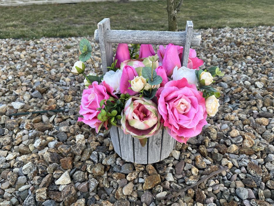 Kompozycja kwiatowa tulipany drewniana studzienka stroik na cmentarz