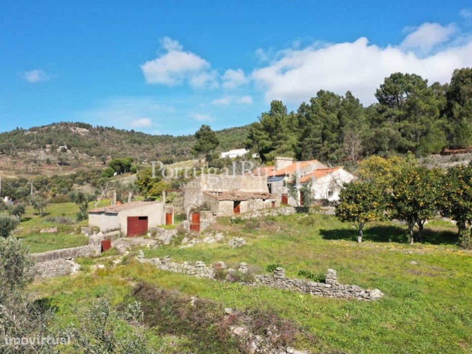 Quinta com casa e várias dependências em Castelo de Vide
