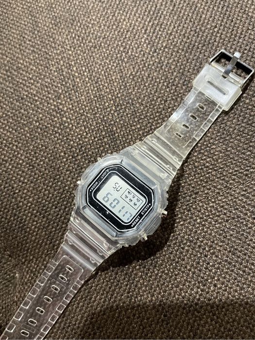 Nowy zegarek elektroniczny uniseks idealny do wszystkiego