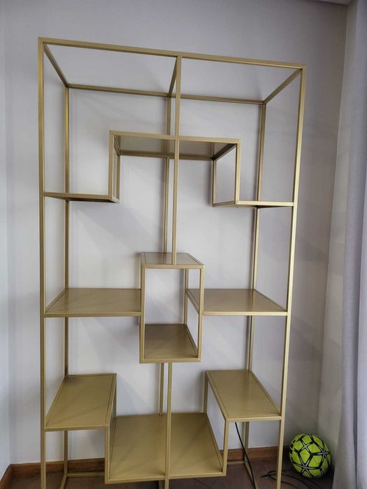 Estante Dourada Design Moderno – Peça Decorativa Elegante