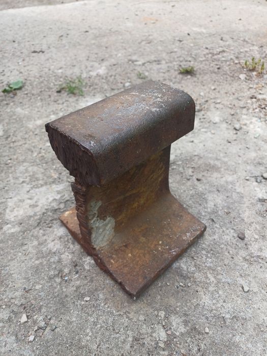 Kowadlo z szyny solidne.
