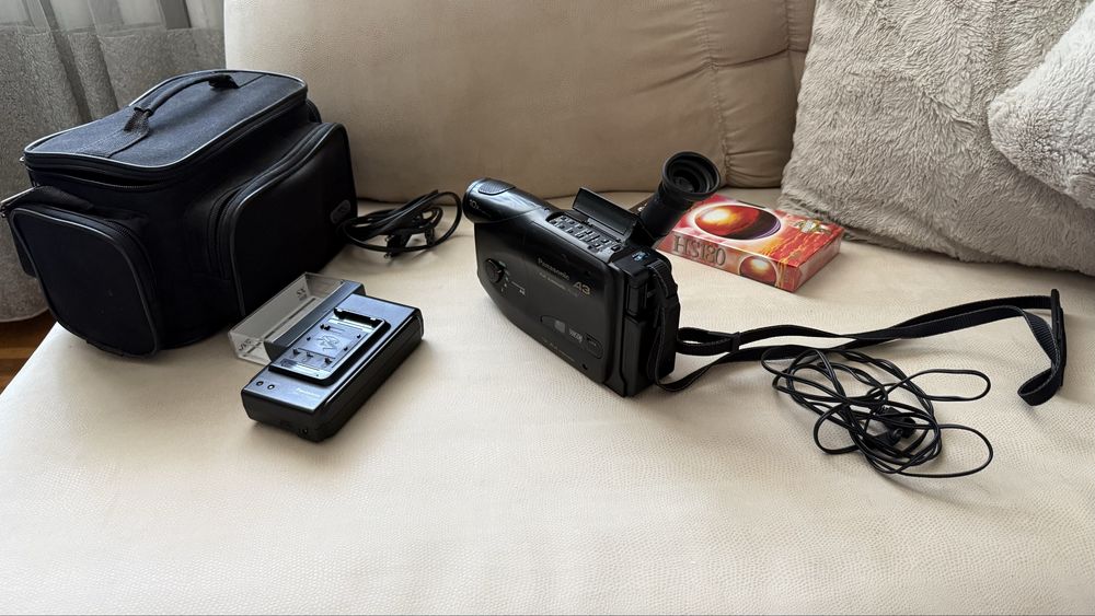 Продам касетну камеру Panasonic з сумкою