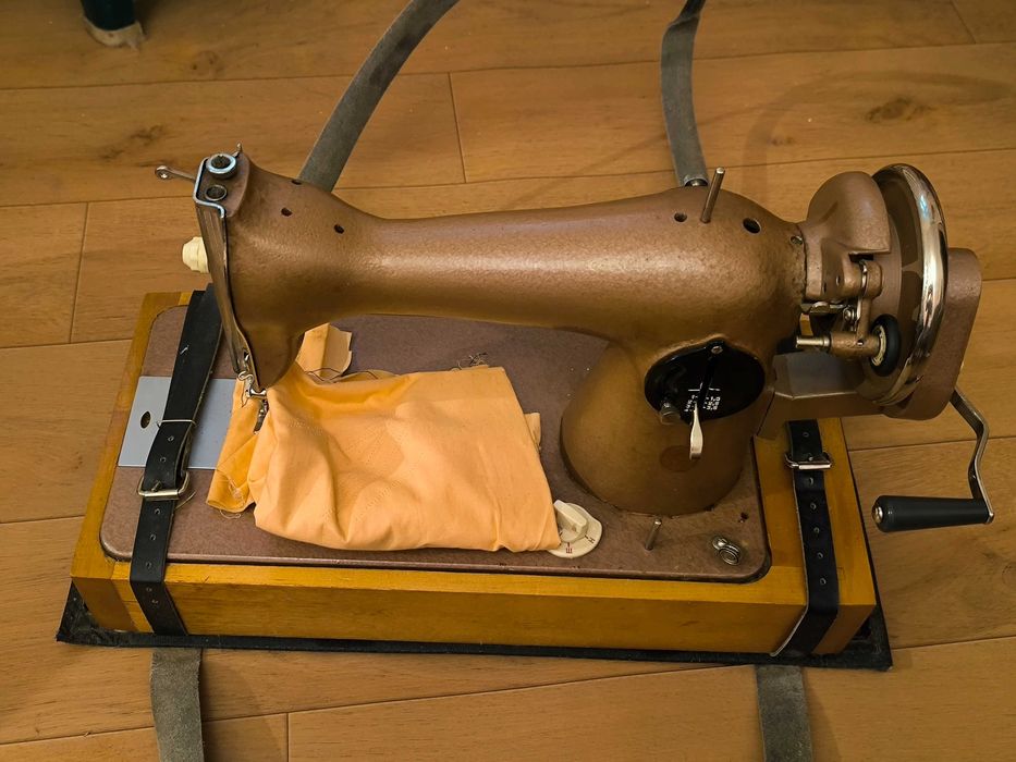 Швейная машинка "Подолка"