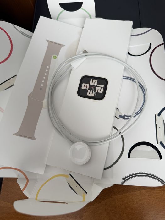 Продам apple watch SE2
