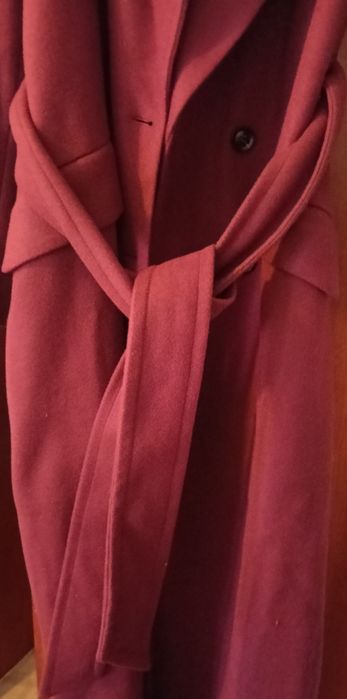 Casaco comprido bordeaux com cinto