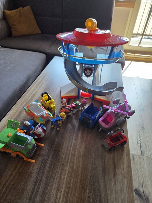 Baza Psi Patrol - cala ekipa z pojazdami