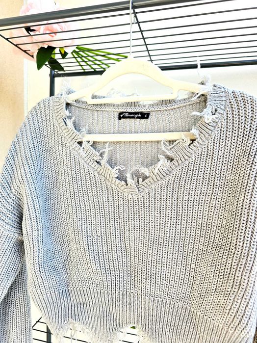 Sweter z przetarciami dziurkami postrzępionym dołem frędzle gładki