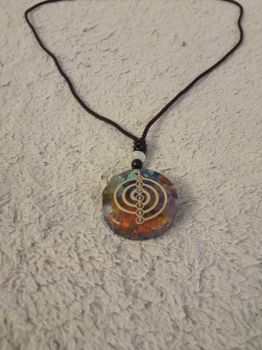 Naszyjnik Amulet wisiorek symbol Reiki Siedem Czakr z żywicy