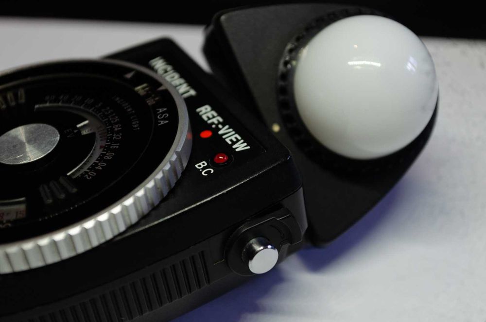 Fotómetro Sekonic Auto Meter L-418 com difusores, manual e estojo, a funcionar