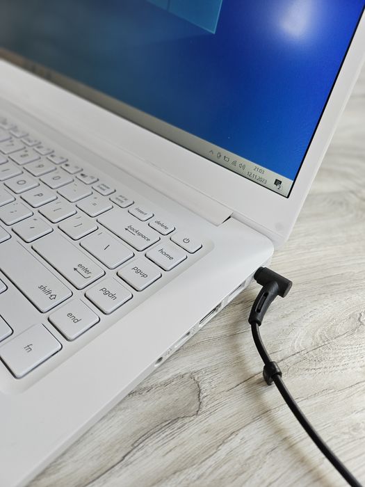 Biały laptop Asus, Intel Core i3, dysk SSD