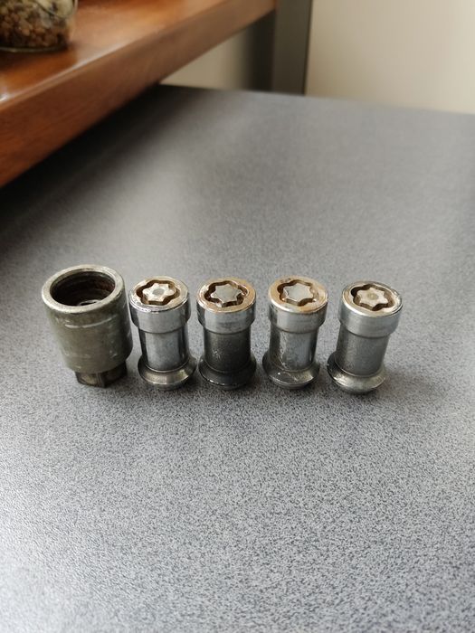 Sprzedam nakrętki zabezpieczające