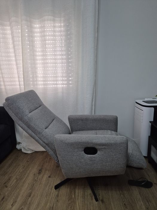 Poltrona cinzenta reclinável