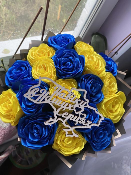 Квіти з атласної стрічки.