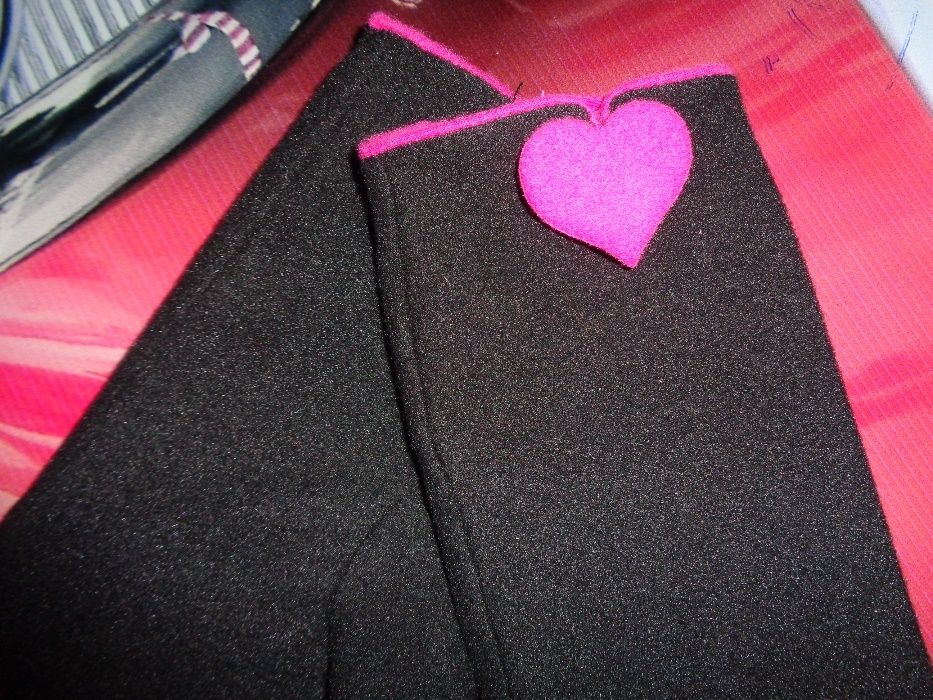 czarne NOWE eleganckie welurowe rękawiczki z różowym sercem one size