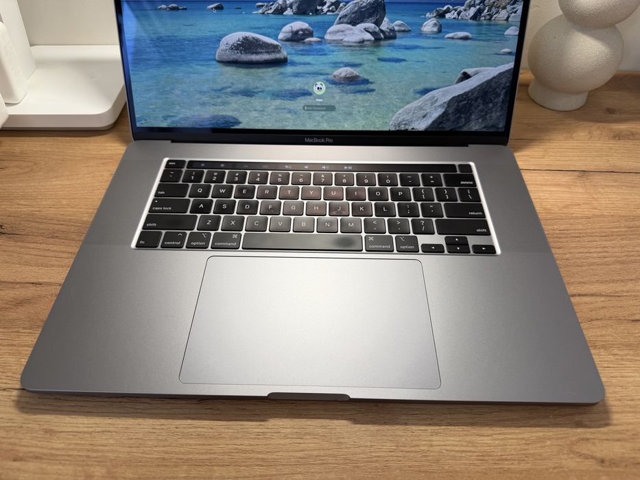 MacBook Pro 16’ 2019 Intel i9 32Gb 1Tb SSD Redeon 5300 4Gb