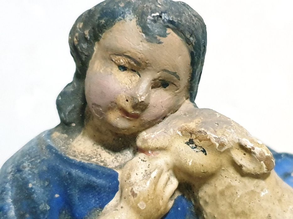 Amorosa antiga escultura do "Menino Jesus Bom Pastor" em cerâmica