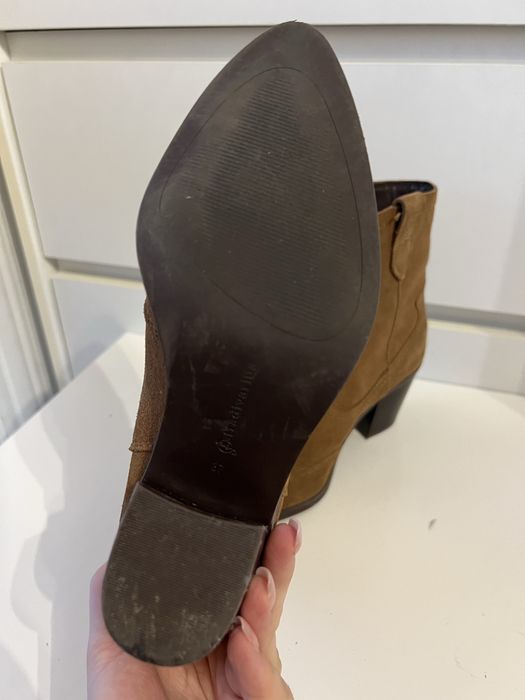 Brązowe skórzane kowbojki Stradivarius zamszowe botki