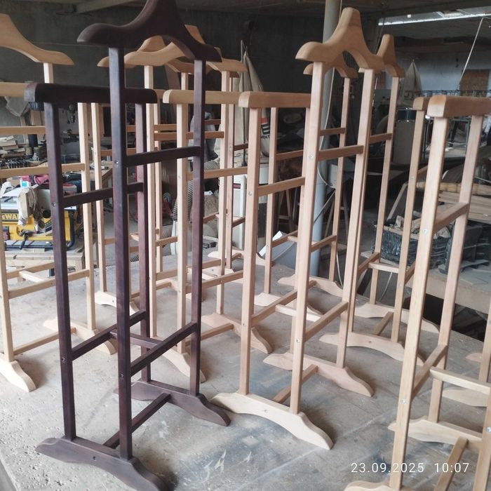 Напольна вішалка для одягу