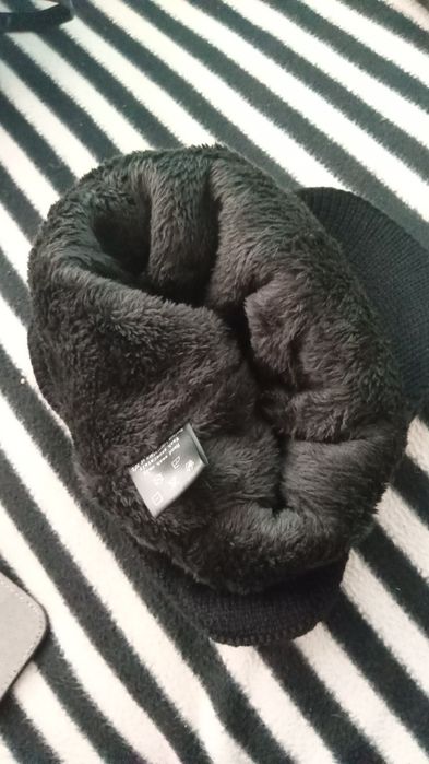 Gorro com pala e tapa-orelhas Preto