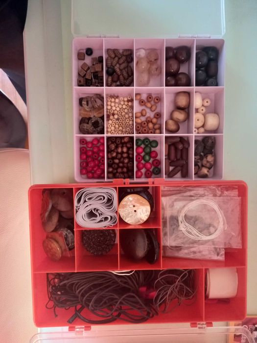 Vendo lote de 13 caixas para fazer bijouterie