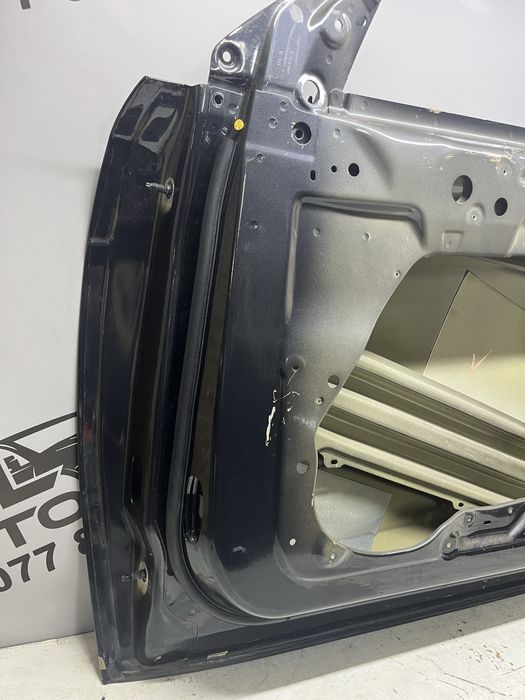 Праві передні двері Tesla Model Y