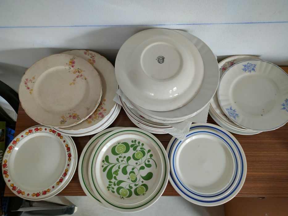 Conjunto de pratos antigos.