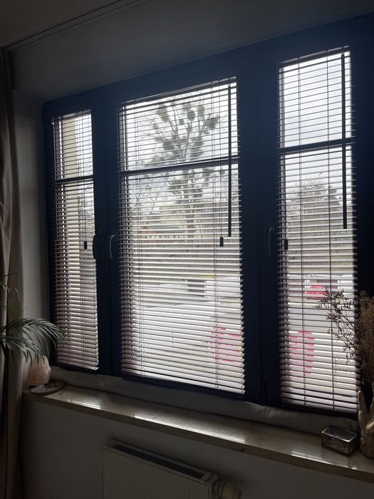 Żaluzje drewniane brązowe 3 szt 60x135 cm+rolety białe  3 szt gratis