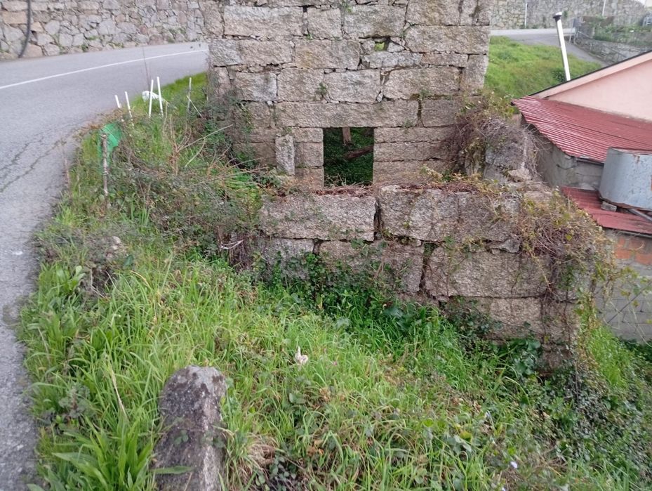 NOVO PRECO Gémeos Guimaraes Casa em Ruínas