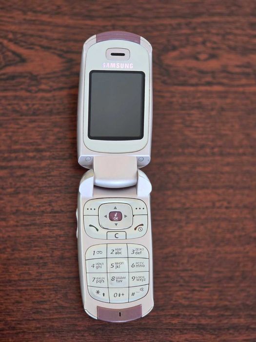 Мобільний телефон Samsung SGH-E530 на запчастини + зарядний +навушники