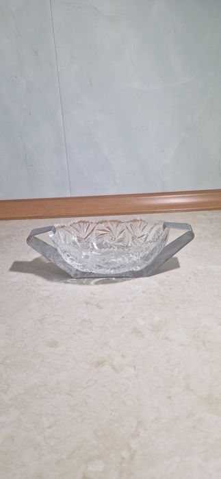 Mała żardiniera w stalowym uchwycie z PRL