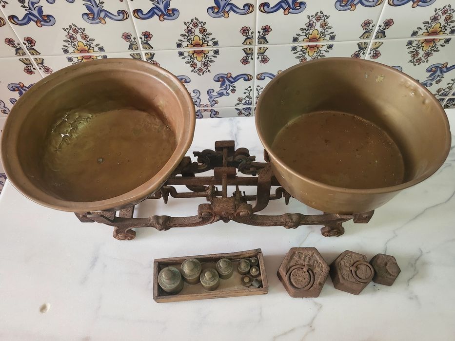 Balança em ferro e cobre/pessos