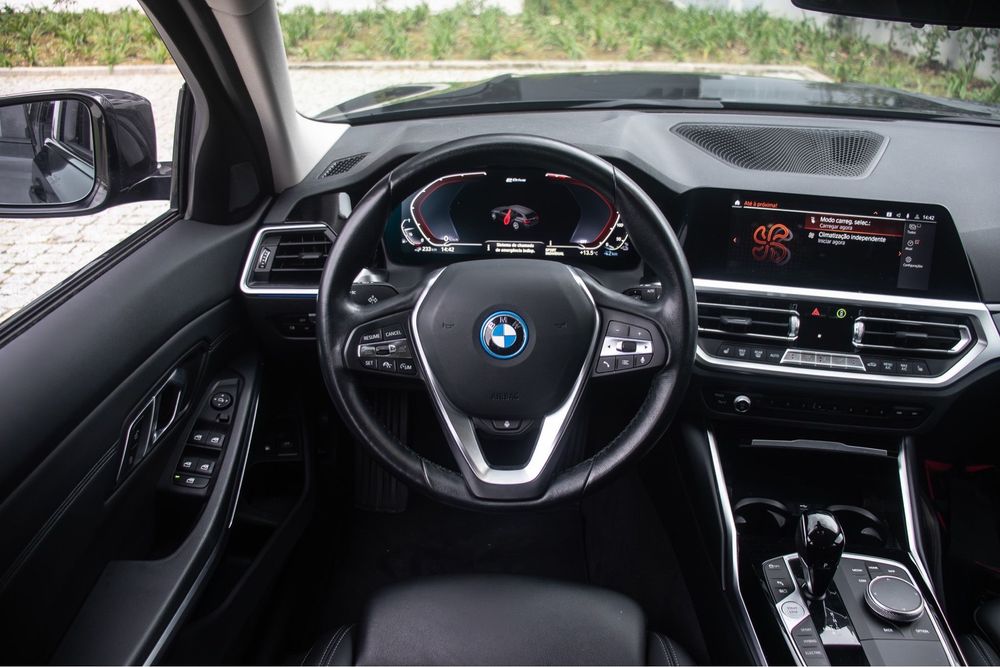 BMW 330e Touring Sport Line 2022 | 292cv | Plug-In | Automática