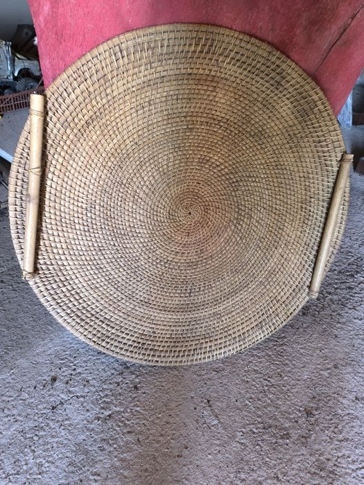 Pratos decorativos grandes em vime