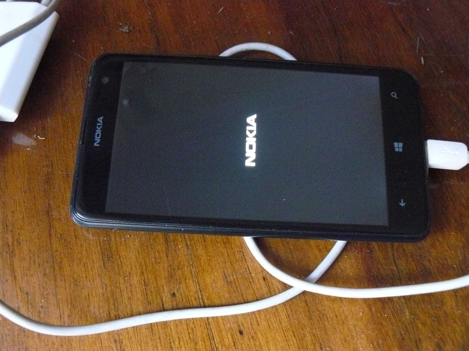 Telefon smartfon dotyk Nokia z ładowarką