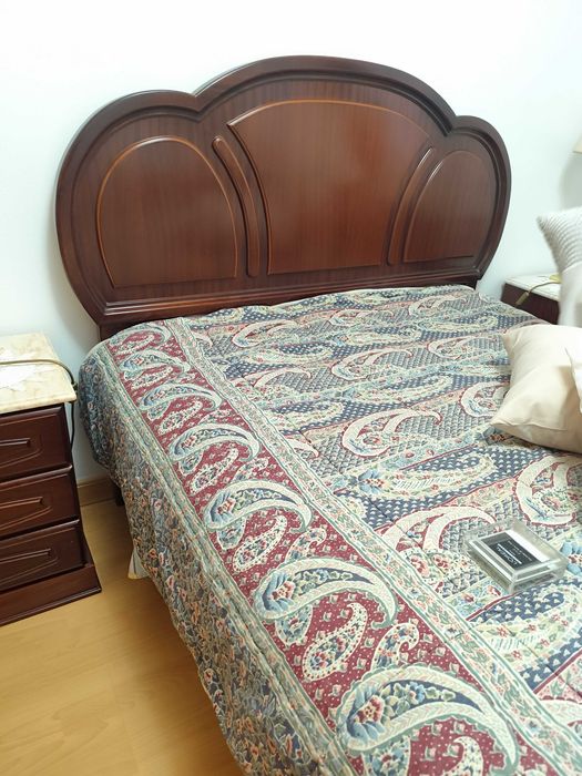 Quarto de cama Cama, Cómoda, duas mesas de cabeceira, colchão ortopédico
