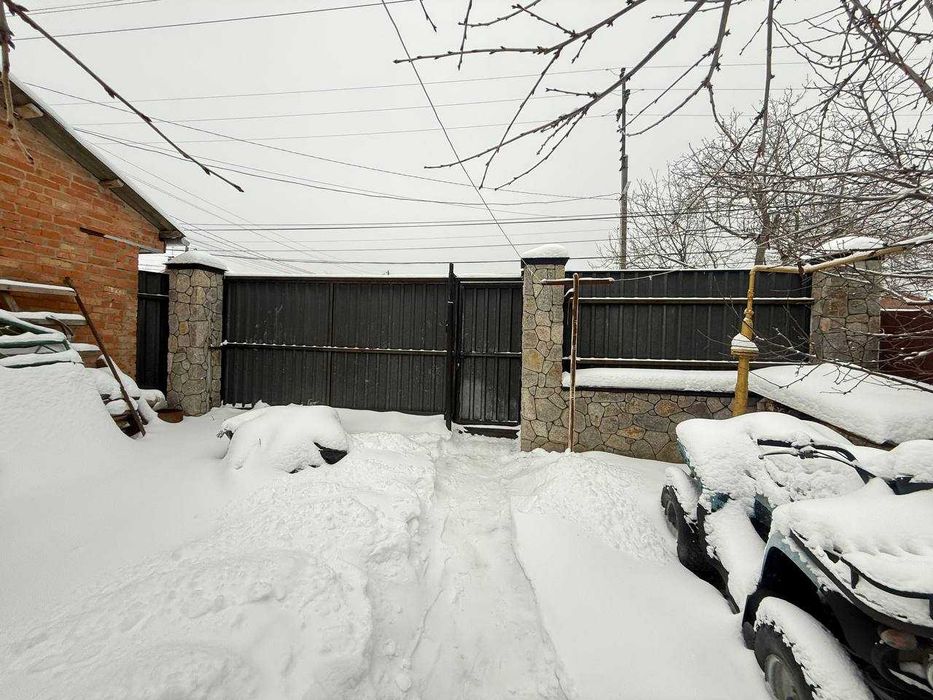 Здається компактний будинок з новим ремонтом, техніка та меблі.