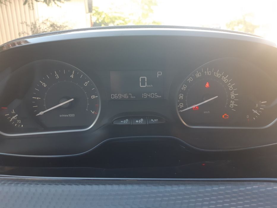 Автомобиль PEUGEOT 2008