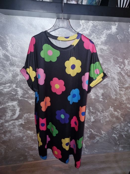 Śliczna czarna sukienka oversize w  kwiaty. Nowa.