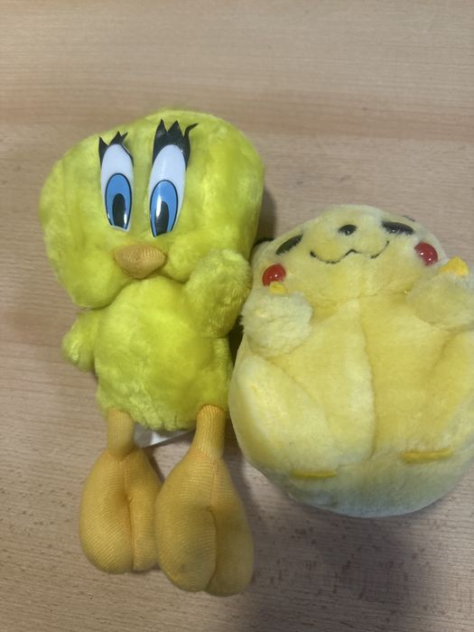 2 peluches piu piu e picachu