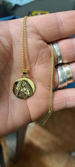 Fio com pendente em prata dourada.